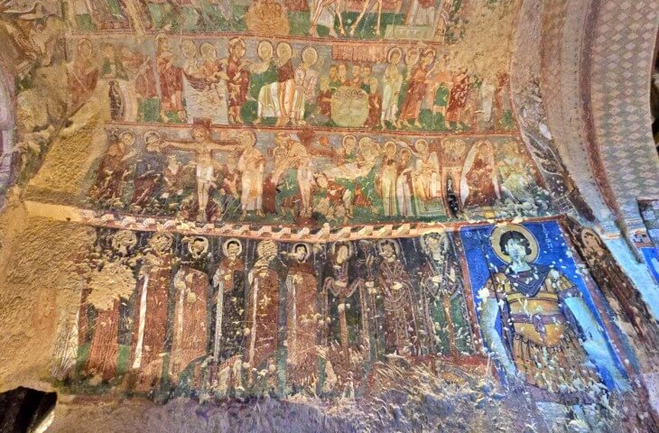 “Göreme Tokalı Kilise’de çok katmanlı İncil döngüsü freskleri; üst ve alt sahne dizileriyle erken Bizans freskleri.